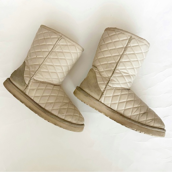 UGG Classic Quilted Boots Shearling Women’s Size 7 - Picture 6 of 9